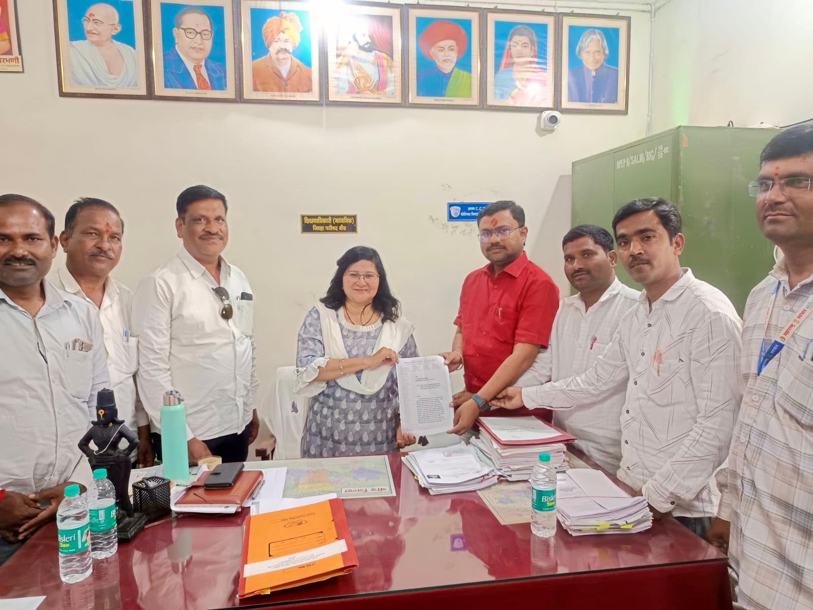 बीड जिल्हा विना अनुदानित शाळा कृती समितीचे शिक्षणाधिकारी आणि वेतन अधीक्षकांना निवेदन !