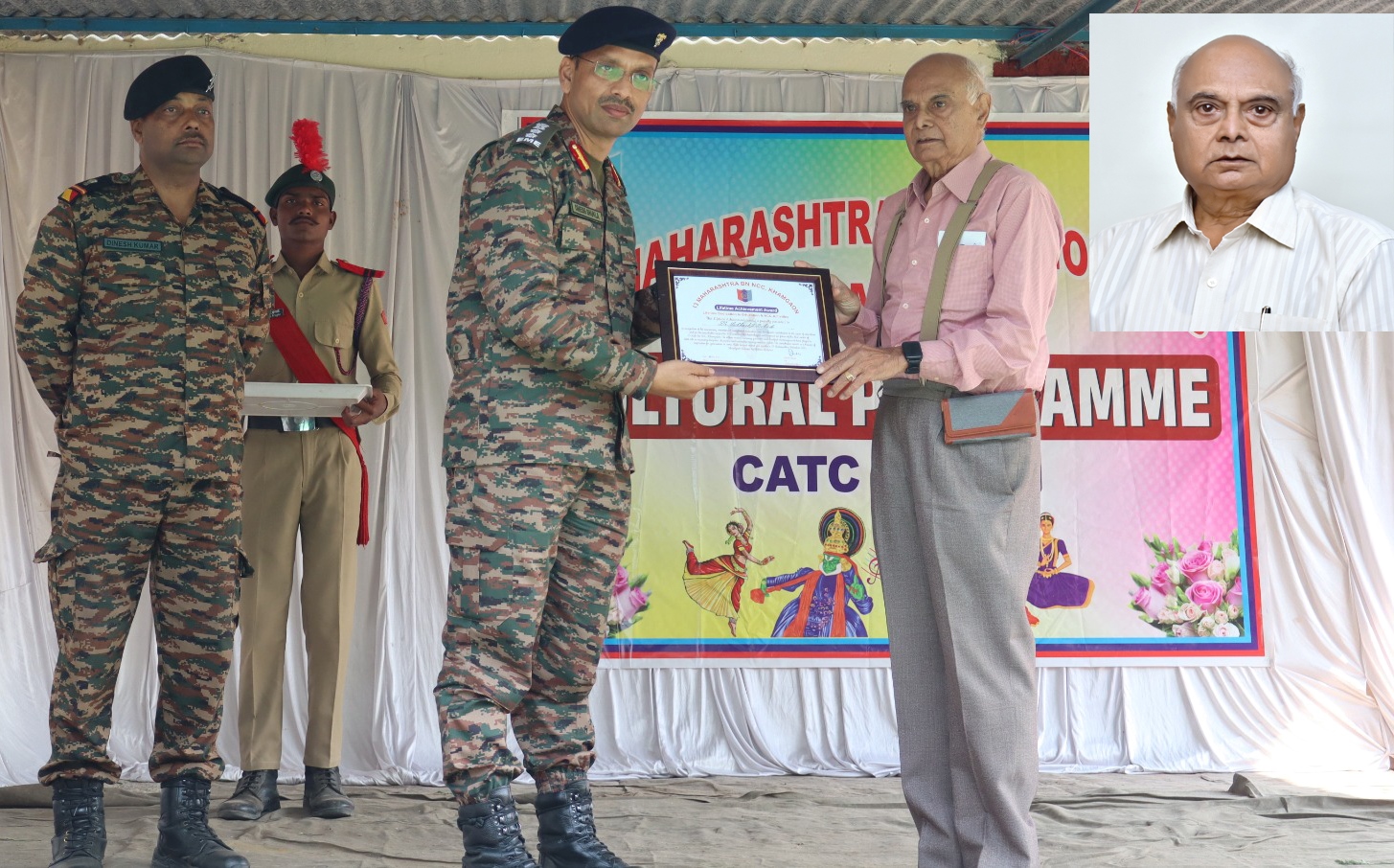 मा. डॉ. सुभाष बोबडे (अध्यक्ष, विदर्भ शिक्षण प्रसारक मंडळ, खामगाव) यांना ‘लाइफटाईम अचिव्हमेंट अवॉर्ड’ प्रदान करताना कर्नल ओमेश शुक्ला, कमांडिंग ऑफिसर, १३ महाराष्ट्र बटालियन एनसीसी, खामगाव.