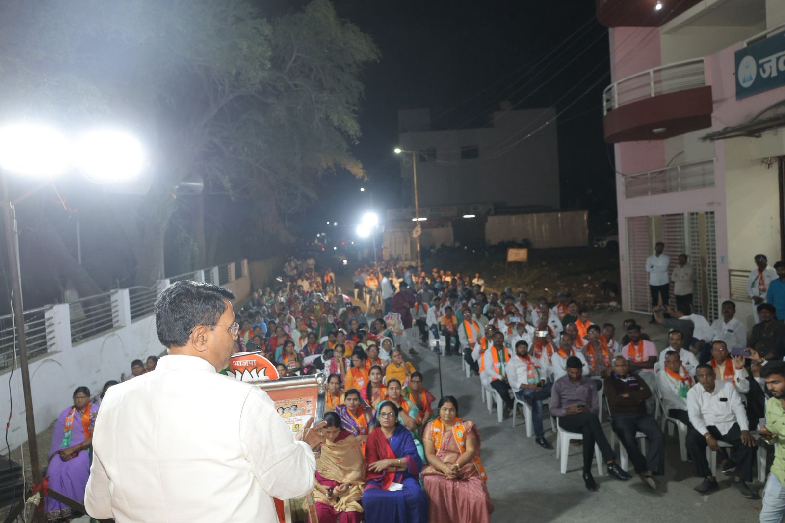 जयदत्त क्षीरसागरांच्या पाठिंब्याने डॉ.ज्योती घुबंरे आघाडीवर   जयदत्त क्षीरसागरांच्या सभांना उसळणारी गर्दी विजयाची नांदी ठरेल