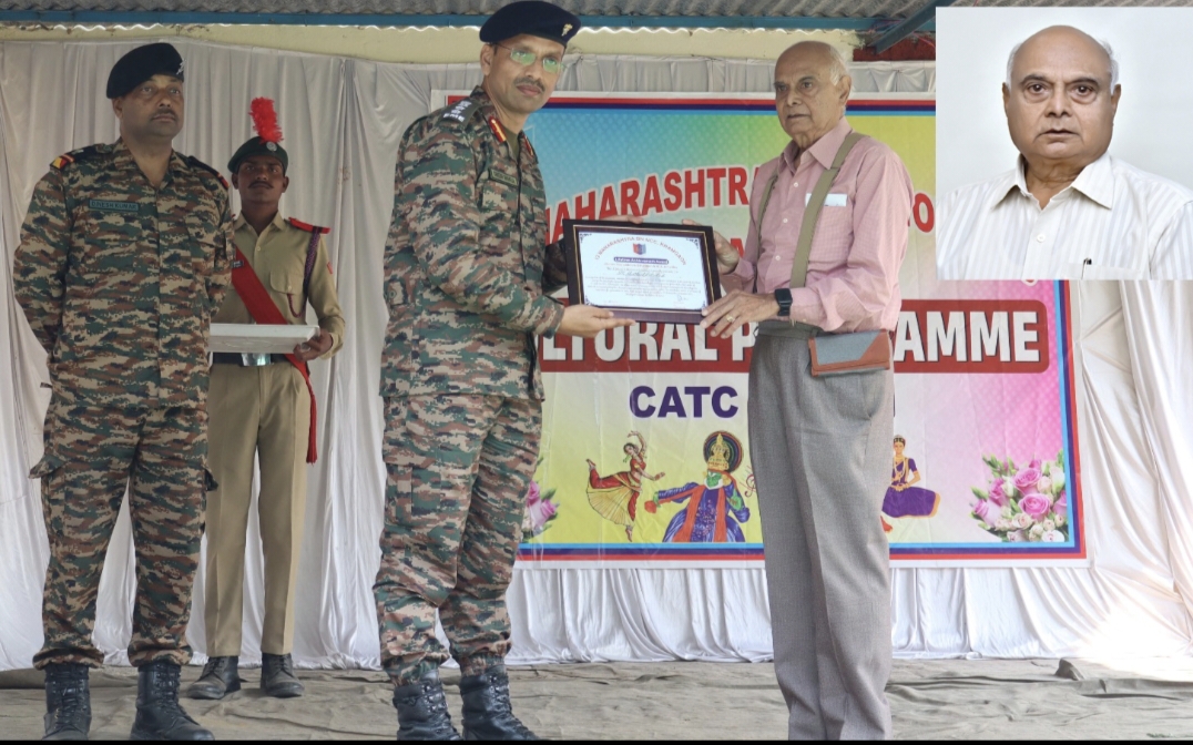  डॉ. सुभाष बोबडे (अध्यक्ष, विदर्भ शिक्षण प्रसारक मंडळ, खामगाव) यांना ‘लाइफटाईम अचिव्हमेंट अवॉर्ड’ प्रदान करताना कर्नल ओमेश शुक्ला, कमांडिंग ऑफिसर, १३ महाराष्ट्र बटालियन एनसीसी, खामगाव.