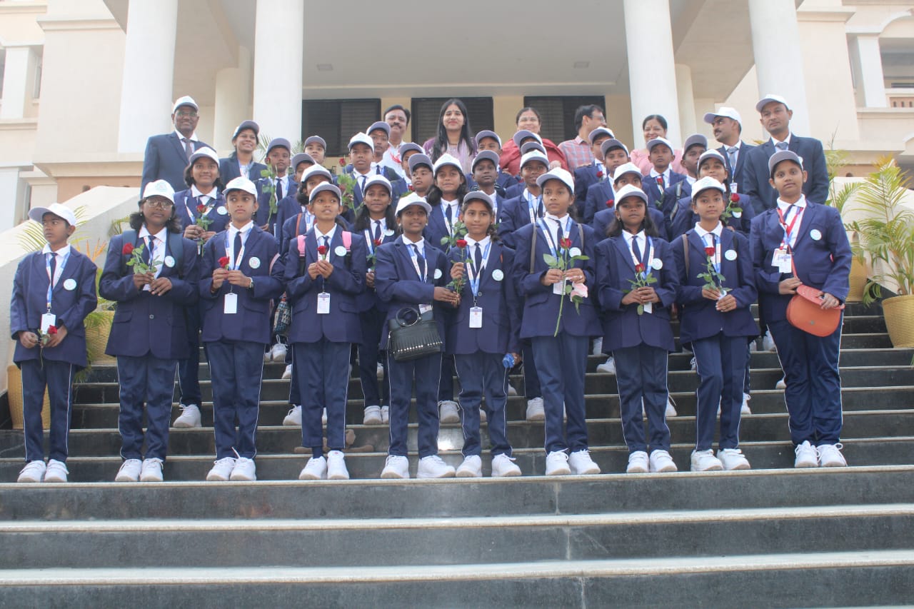 अकोल्याचे ३० बालवैज्ञानिक विद्यार्थी निघाले इस्त्रो वारीला  जिल्हाधिकारी वर्षा मीना यांनी दाखवली हिरवी झेंडी