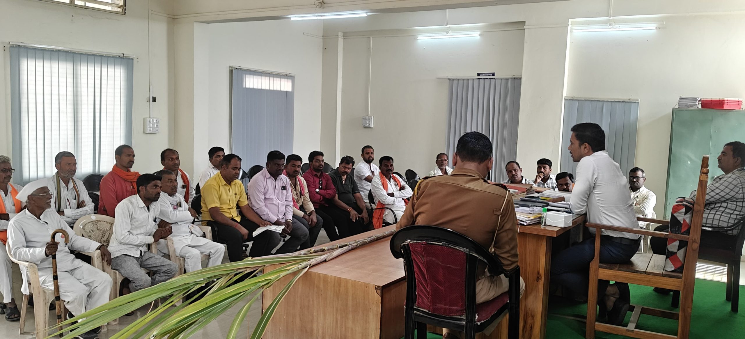 केज ,अंबाजोगाई तालुक्यातील सर्वच साखर कारखाने २८००/-पहिली उचल देण्यास तयार !     तहसीलदार राकेश गीड्डे ,पोलीस निरीक्षक स्वप्नील उनवणे यांच्या मध्यस्थीने चक्का जाम आंदोलन स्थगित.!