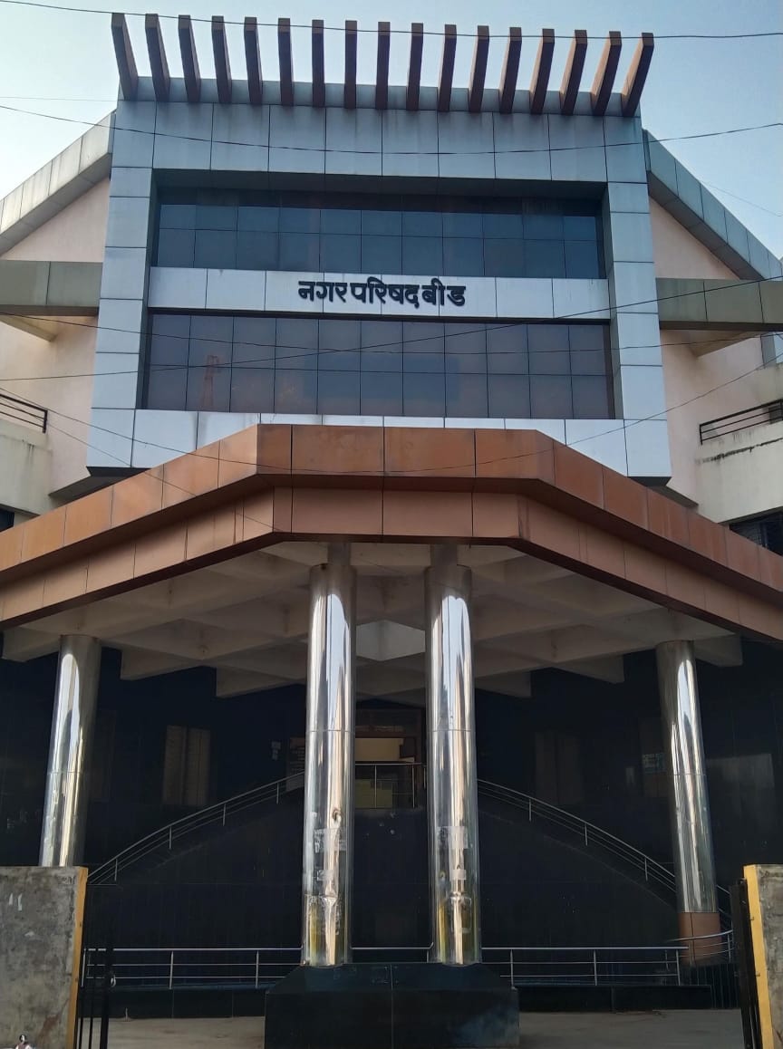 बीड नगर परिषद चे सफाई कामगार झाले आता गुत्तेदार!  स्वच्छता निरीक्षक-मुकादम गायब; मुख्याधिकारी फडसे करताहेत काय?