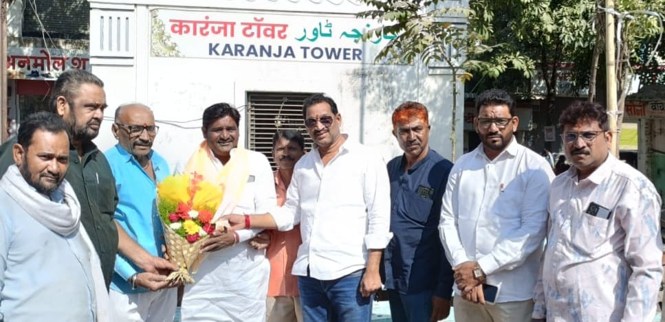 पारवे ताई निवडून आल्यास मुजीबभाईंच्या माध्यमातून कारंजा टॉवरचे परिपूर्ण नूतनीकरण होईल?  ऐतिहासिक वास्तू समोर शुभेच्छा स्वीकारल्याने शहरवासीयांमध्ये उत्सुकता!