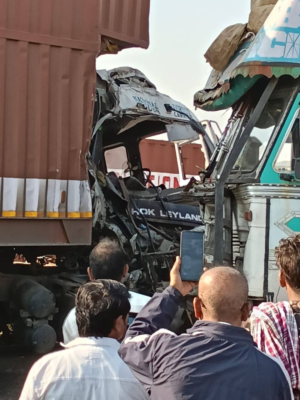 कंटेनरच्या ट्रक अपघातात एक ठार,दोन जखमी .