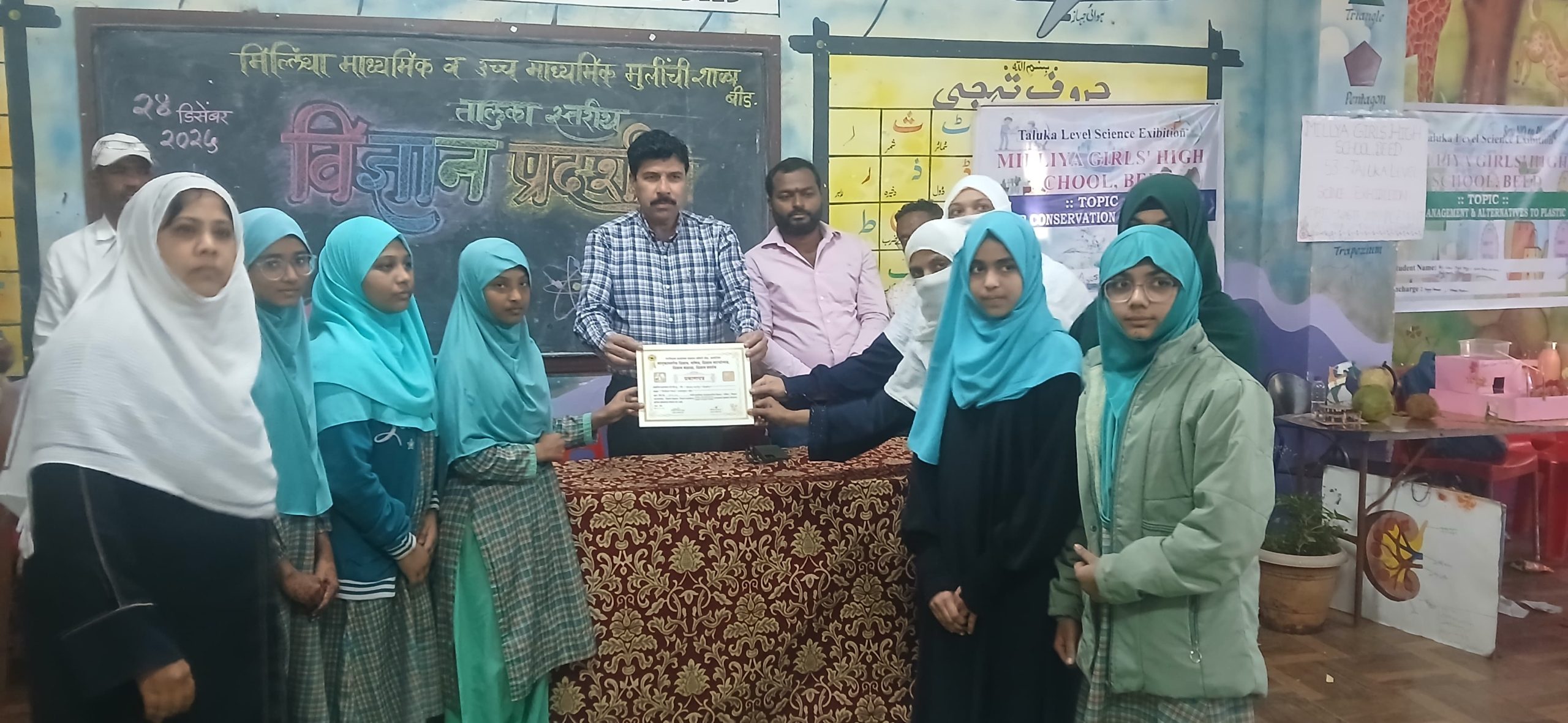 तालुकास्तरीय विज्ञान प्रदर्शनीत मिल्लिया मुलींची शाळा प्रथम.* 