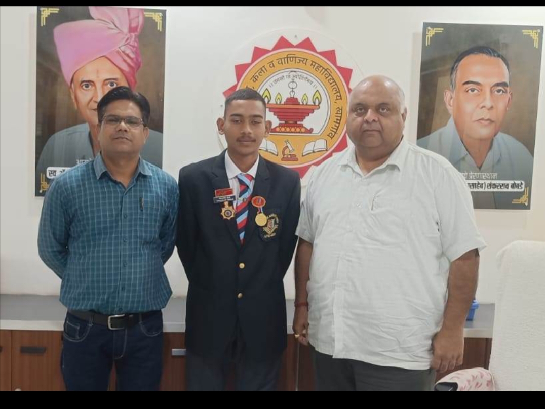 दिल्लीतील थल सैनिक कॅम्पमध्ये गो. से. महाविद्यालयाच्या एनसीसी कॅडेट विश्वजीत इंगळेची सुवर्णझेप  सुवर्णपदकासह प्रतिष्ठेचा ‘कलर कोट’ प्राप्त करून महाराष्ट्राचा गौरव