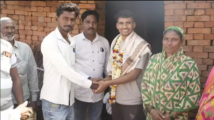 भंगार गोळा करणाऱ्या घरात जन्मलेला रोशन शाह—दारिद्र्य फोडत राज्यात 18 वा क्रमांक