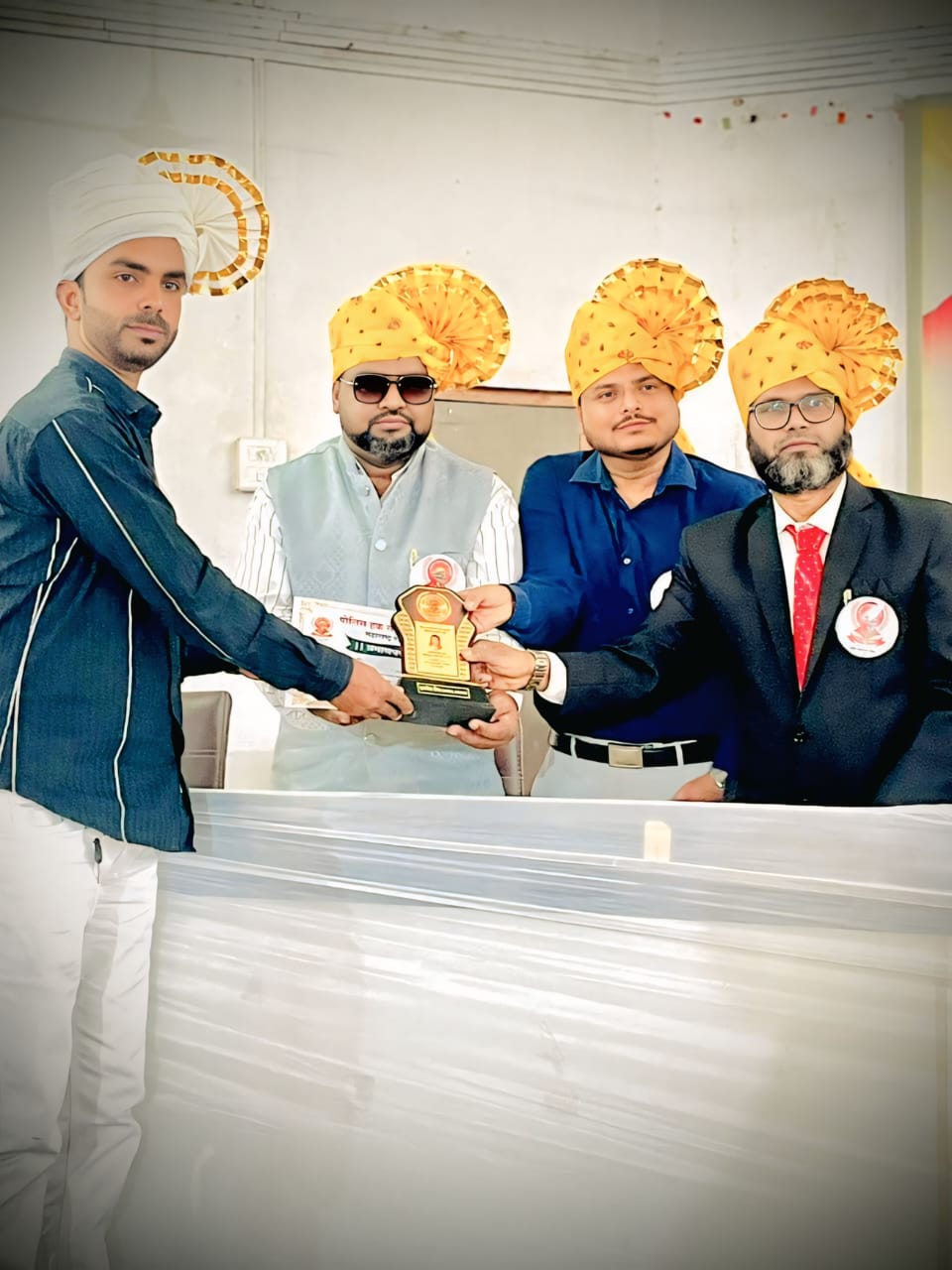 पत्रकारितेतील निर्भीड आवाजाचा सन्मान: ‘बीड न्यूज आप तक’चे संपादक शेख इमरोज शरीफ यांना ‘सावित्रीबाई फुले लोकरत्न पुरस्कार’ प्रदान  पोलिस हक्क संघर्ष संघटना व शाह अल्पसंख्याक संस्थेकडून गौरव; सामाजिक बांधिलकी जपल्याबद्दल सन्मान