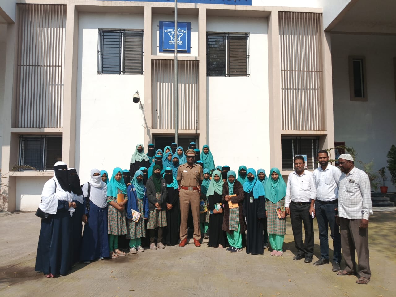 मिल्लीया गर्ल्स शाळेच्या विद्यार्थिनींचे पोलीस स्टेशनला क्षेत्रीय भेट.