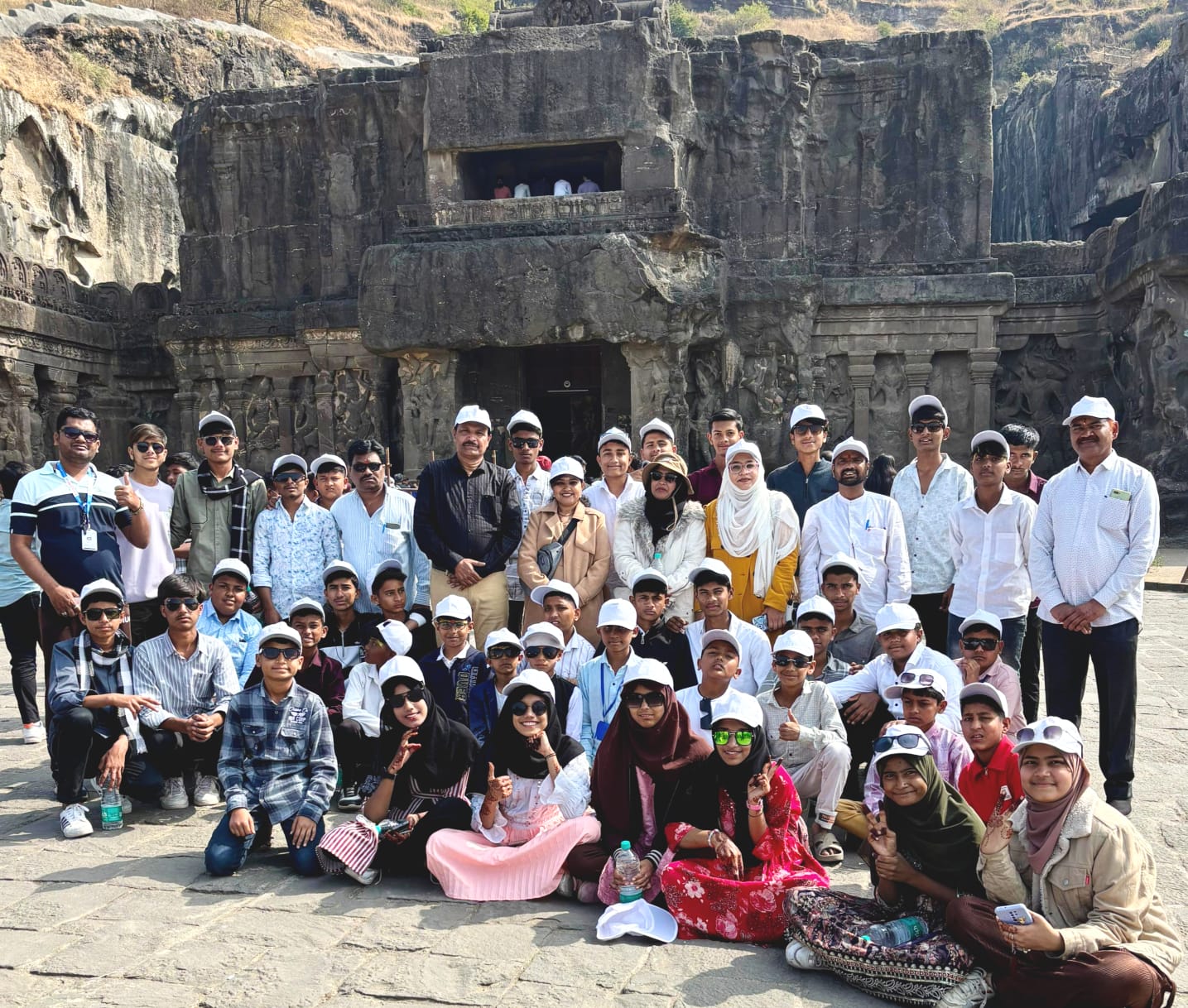 इतिहास, वारसा आणि ज्ञानाची सफर — नेकनूर शाळेची अविस्मरणीय शैक्षणिक सहल! ✨🏰  नेकनूर | प्रतिनिधी