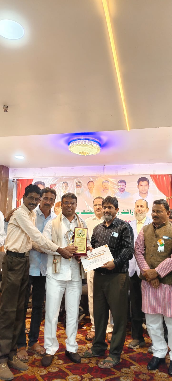 *धारूर मिल्लीया शाळेचे सहशिक्षक मोमीन फिरोज अहमद यांना आदर्श शिक्षक पुरस्कार प्रदान* 