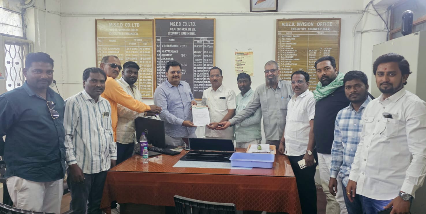 बीड शहरातील लाईट सुरळीत ठेवा- गटनेते खुर्शीद आलम,*  *लाईट संदर्भात तुतारी गटाने घेतली मुख्य अभियंताची भेट,* 