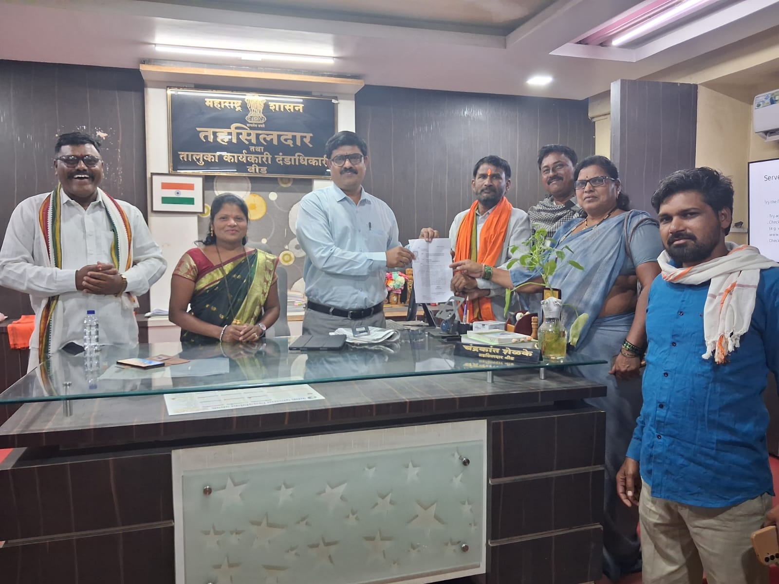कुलूप ठोकताच बीड तहसील प्रशासन ताळ्यावर