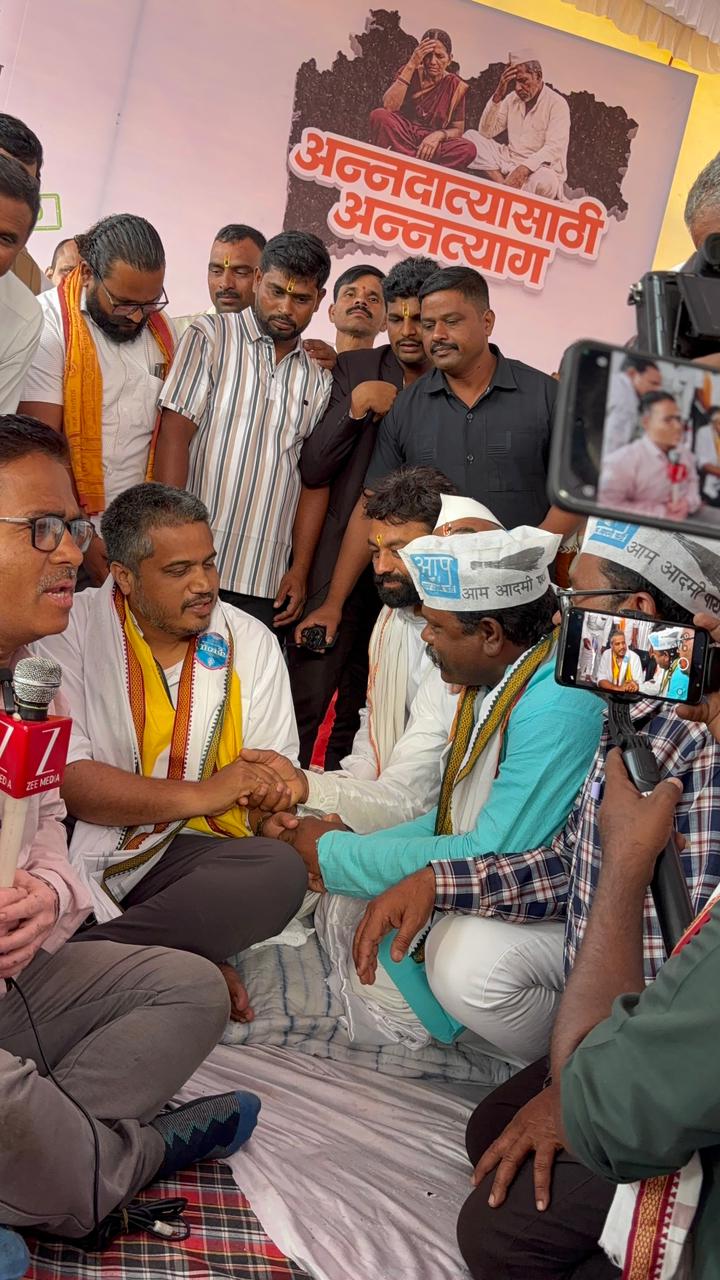 पंढरपूर येथील रोहित पवार यांच्या अन्नत्याग आंदोलनाला आम आदमी पार्टीचा पाठिंबा  माजी सैनिक अशोक येडे यांनी घेतली भेट