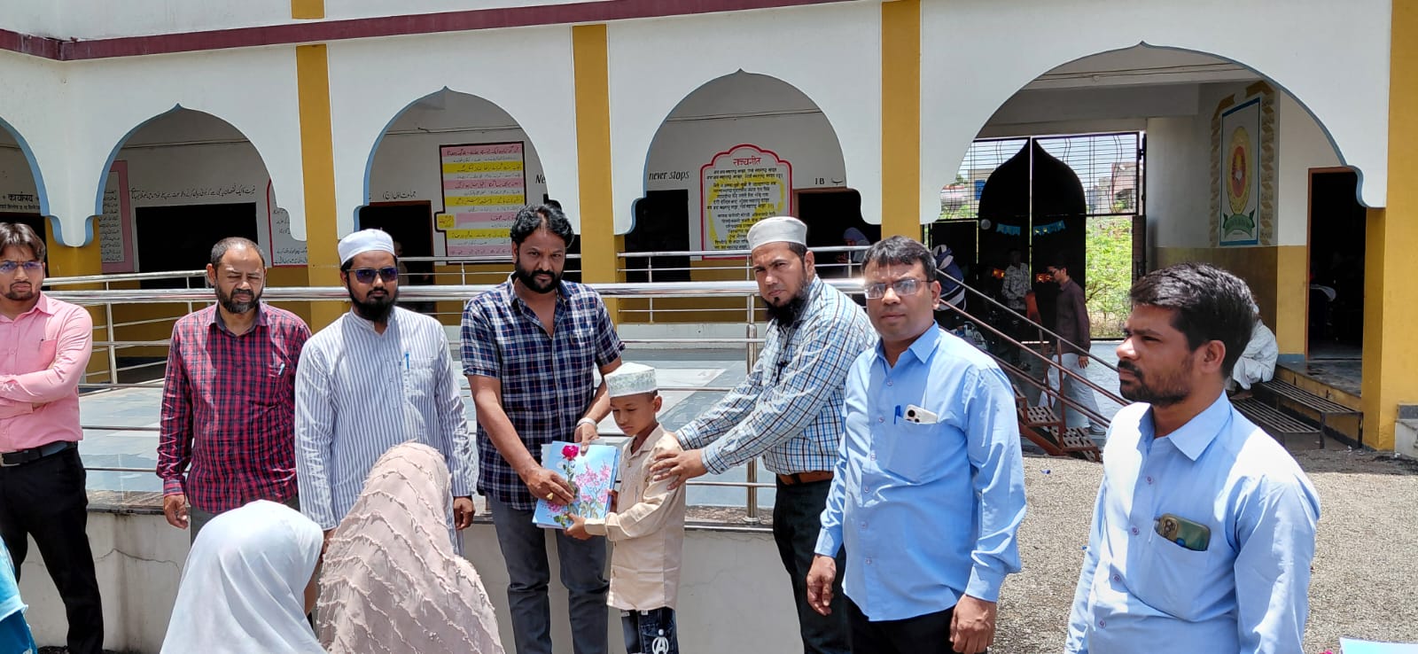 मिलिया हायस्कूल, धारूर येथे विद्यार्थ्यांना पाठ्यपुस्तकांचे वितरण; नवीन शैक्षणिक वर्षाचे उत्साहात स्वागत