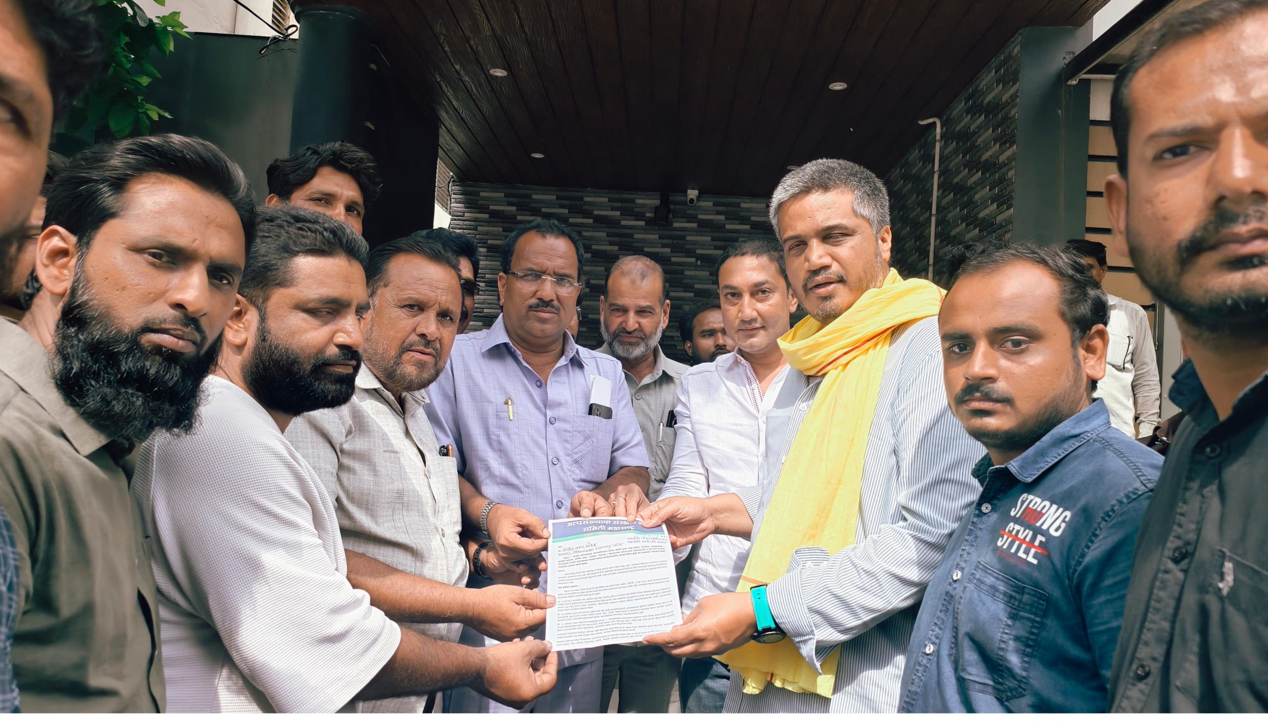 अल्पसंख्याक संरक्षण कायद्यासाठी विधिमंडळात लक्षवेधीची मागणी; संघर्ष समितीचे आमदारांना निवेदन  विधीमंडळात संरक्षणासाठी गरजणार आ. रोहित दादा पवार व आ. संदीप भैया क्षीरसागर यांनी दिले   आश्वासन खुर्शिद आलमचे भेटीसाठी प्रयत्न