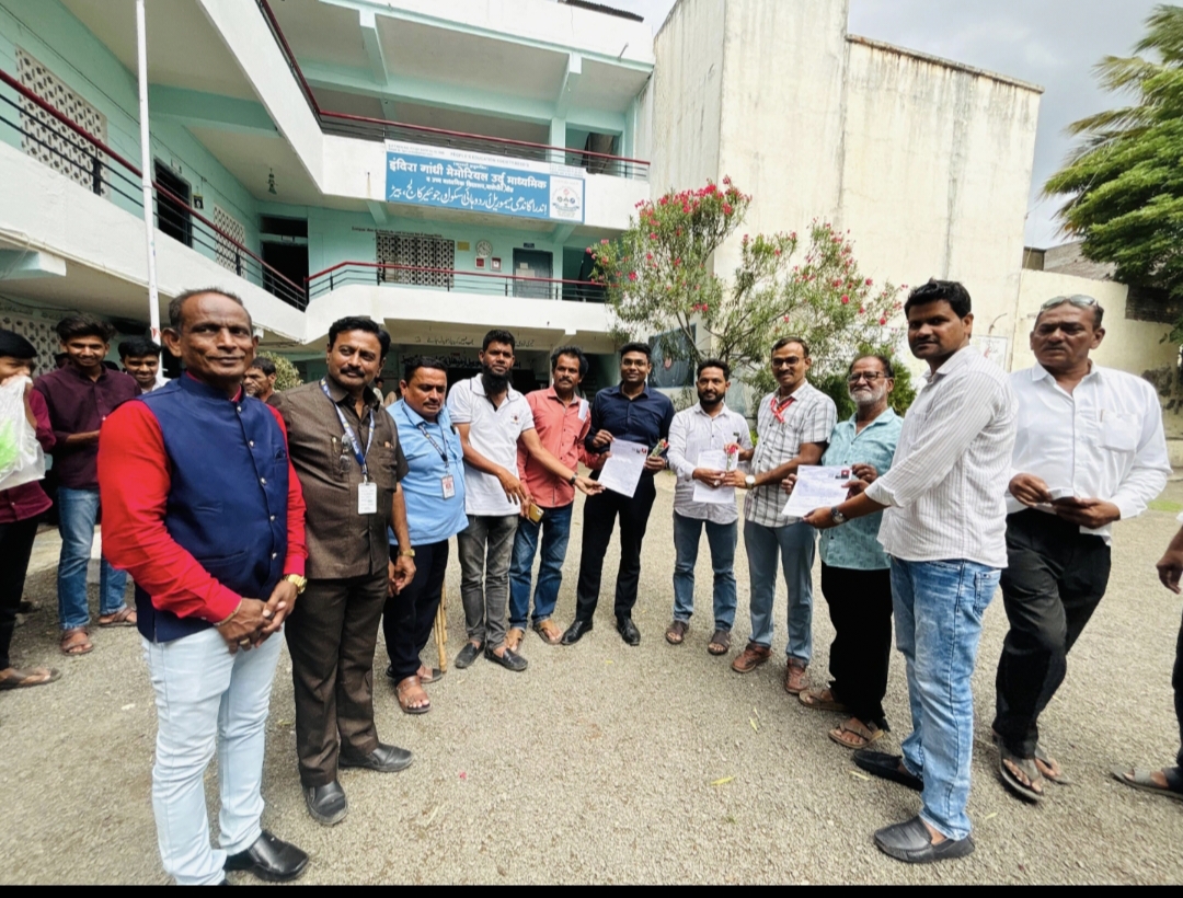 बीड शहरातील प्रभाग क्रमांक* *11 मध्ये इंदिरा गांधी* *शाळा अमराई येथे SIR* *मोहीम सुरू करण्यात आली*