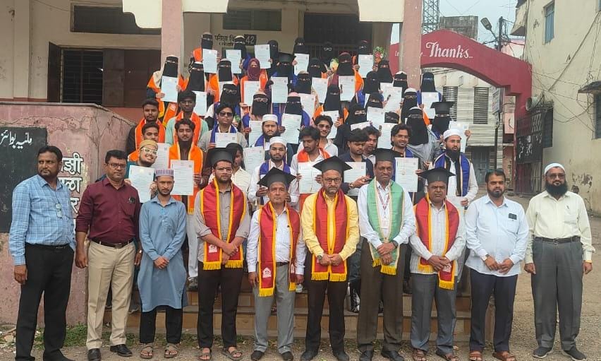 मिल्लीया महाविद्यालयात पदवी प्रमाणपत्र वितरण समारंभ संपन्न  विद्यार्थ्यांनी चांगले नागरिक व्हावे- प्राचार्य डॉ.शिवानंद क्षीरसागर